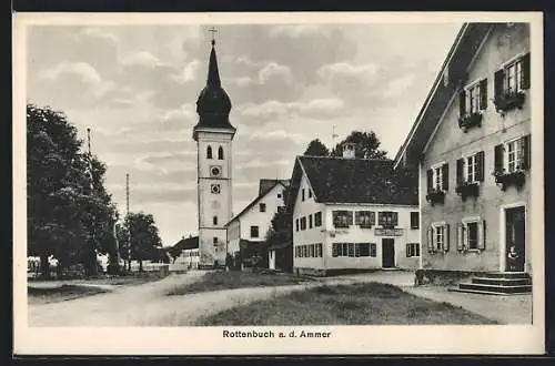 AK Rottenbuch a. d. Ammer, Strassenpartie mit Gasthaus und Glockenturm