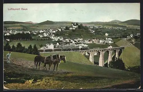 AK Daun, Blick auf den Ort mit Eisenbahn, Bauer beim Pflügen