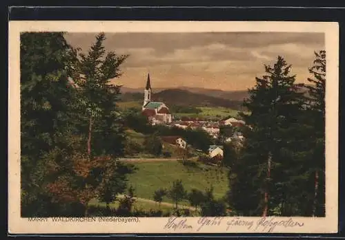 AK Markt Waldkirchen /Niederbayern, Teilansicht mit Kirche im Abendlicht