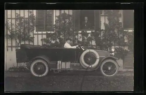 Foto-AK Auto vor einem von Rosen berankten Haus