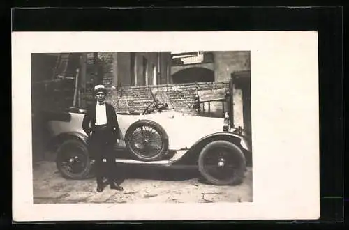 Foto-AK Auto, davor der stolze Besitzer