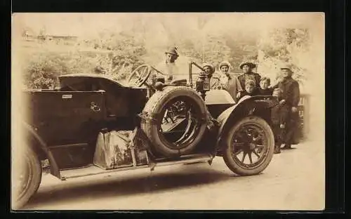 Foto-AK Auto, dahinter der Eigentümer mit Familie