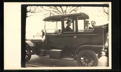 Foto-AK Auto mit festlich gekleideten Insassen