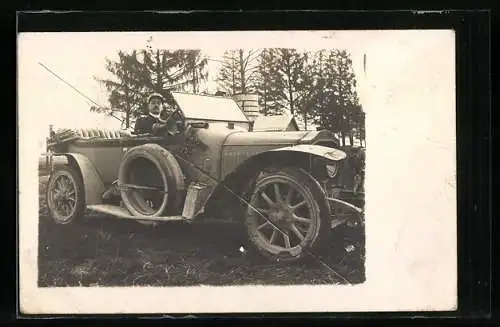 Foto-AK Geparktes Auto, Fahrer am Steuer