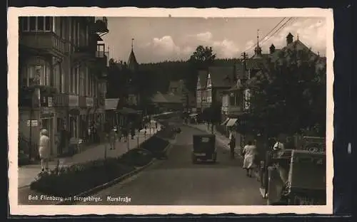 AK Bad Flinsberg, Kurstrasse mit Passanten