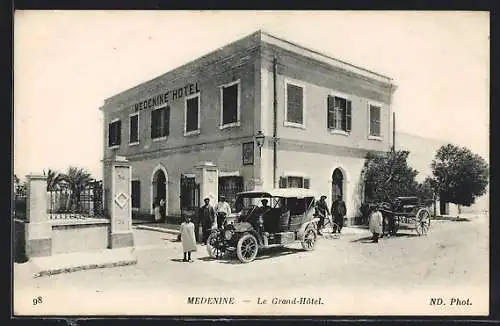 AK Medenine, le Grand-Hôtel, une automobile et un attelage
