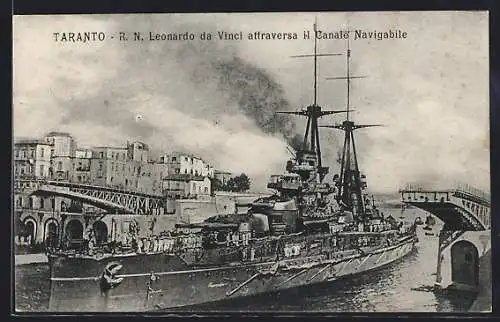 AK Taranto, italienisches Kriegsschiff Leonardo da Vinci an der Drehbrücke