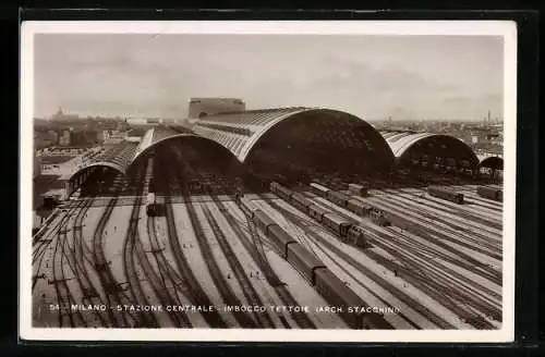 AK Milano, Stazione Centrale, Imbocco Tettoie, Bahnhof, Eisenbahn