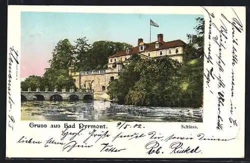 AK Bad Pyrmont, Schloss mit Brücke vom Wasser aus