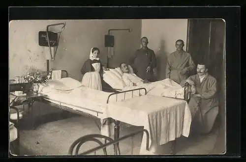 AK Verwundete mit Krankenschwester im Lazarett, Rotes Kreuz