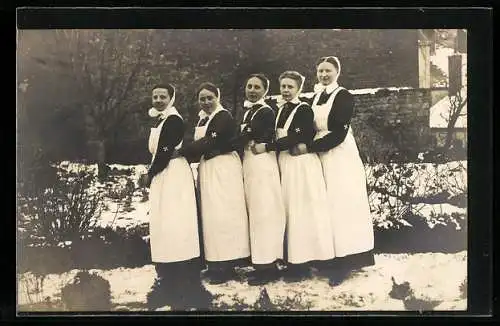 AK Gruppe von Krankenschwestern im Lazarett-Garten, Rotes Kreuz