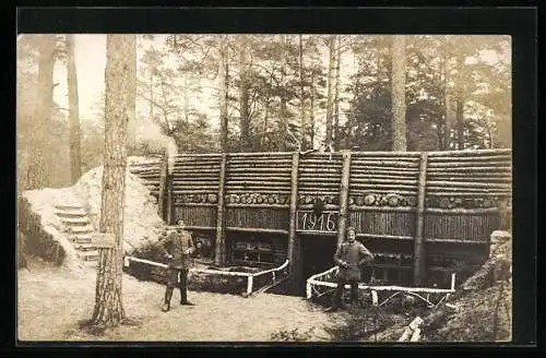 Foto-AK Zwei Soldaten vor der hölzernen Wand eines Schützengrabens