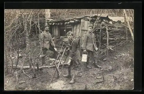 Foto-AK Drei Soldaten mit Axt und Säge vor dem Schützengraben
