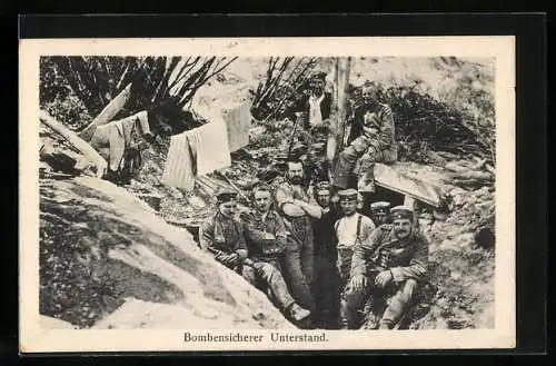 AK Bombensicherer Unterstand, Soldaten im Schützengraben