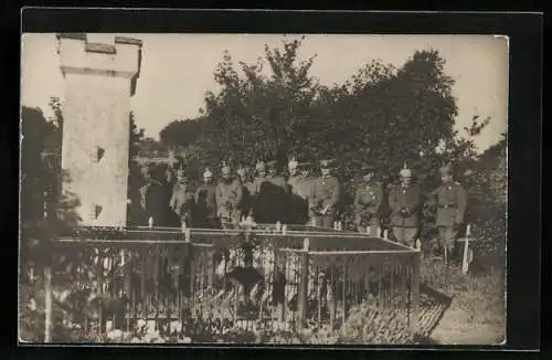 AK Soldaten nehmen Abschied von einem Soldatengrab