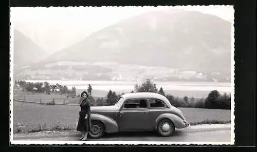AK Autofahrerin mit Auto vor einer See- und Gebirgskulisse