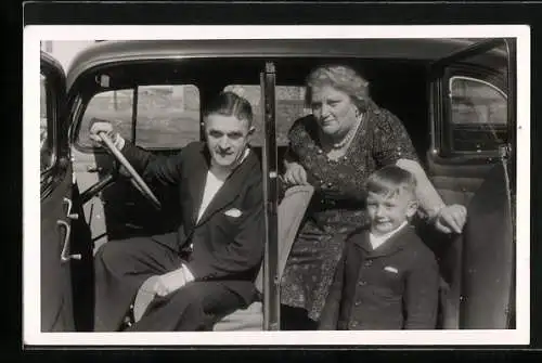 Foto-AK Familie schaut aus einem Auto heraus