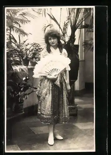 AK Schöne junge Frau im Kleid mit Fächer in der Hand