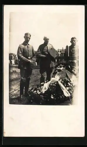 Foto-AK Soldaten nehmen an einem Kriegsgrab Abschied