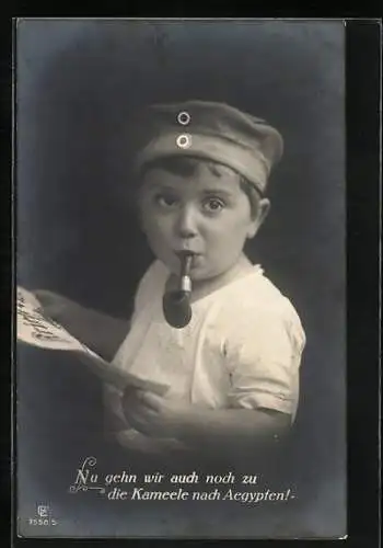 AK Bube mit Soldatenmütze, Zeitung und Pfeife