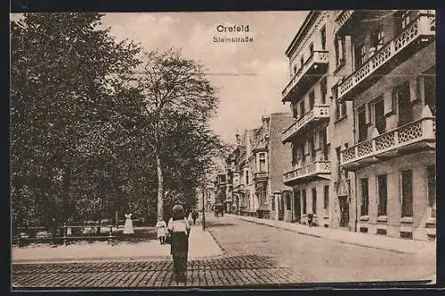 AK Crefeld, Steinstrasse mit Passanten