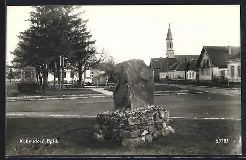 AK Kobersdorf, Denkmal, im Hintergrund die Kirche