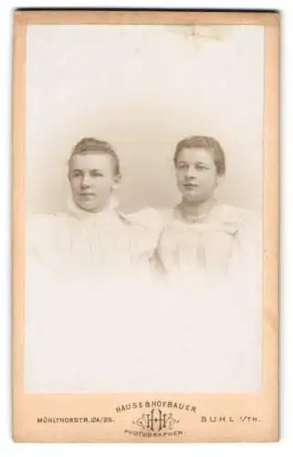 Fotografie Hause & Hofbauer, Suhl i. Thür., Mühltorstr. 124, Zwei junge Damen in weissen Kleidern im Portrait
