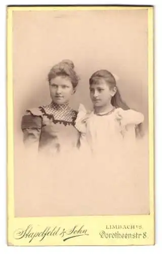 Fotografie Stapelfeld & Sohn, Limbach i. S., Dorotheenstr. 8, Zwei jugendliche Mädchen zur Seite blickend