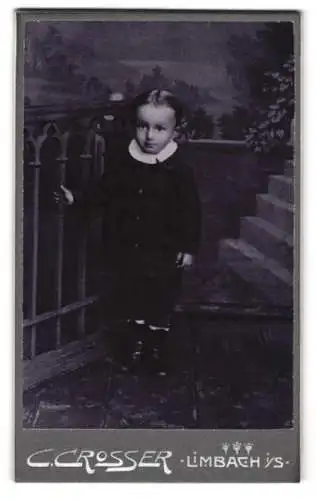 Fotografie C. Grosser, Limbach i. S., Marktstrasse, Niedliches Kind in Jacke mit weissem Kragen