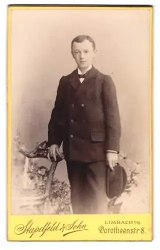 Fotografie Stapelfeld & Sohn, Limbach i. S., Dorotheenstr. 8, Jugendlicher mit Fliege und Hut in der Hand