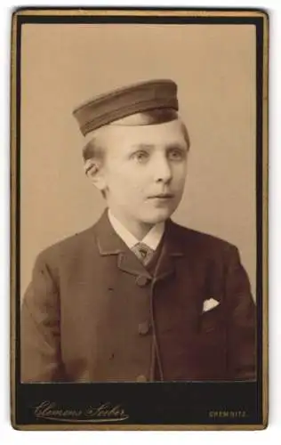 Fotografie Clemens Seeber, Chemnitz, Theaterstr. 22, Junge mit Schirmmütze und Anzug