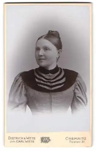 Fotografie Dietrich & Witte, Chemnitz, Poststrasse 31, Bürgerliche in tailliertem Kleid mit gestreiftem Kragen
