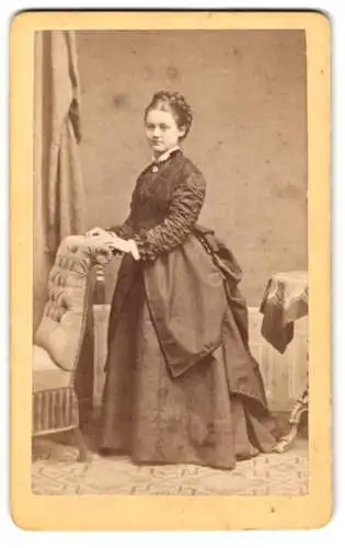 Fotografie S. Mauer, Coburg, Elegante junge Frau mit Reifrock und Flechtfrisur