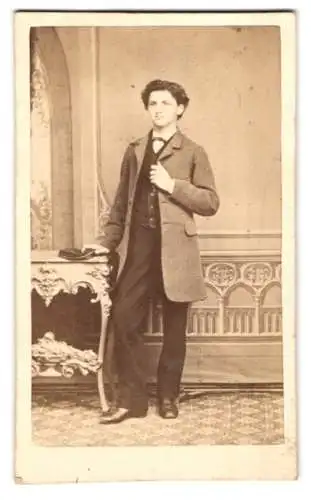 Fotografie S. Mauer, Coburg, Eleganter junger Mann in Anzug vor Kulisse