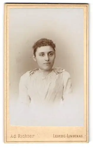 Fotografie Ad. Richter, Leipzig-Lindenau, Heinstr. 16, Elegante junge Frau mit Perlenkette