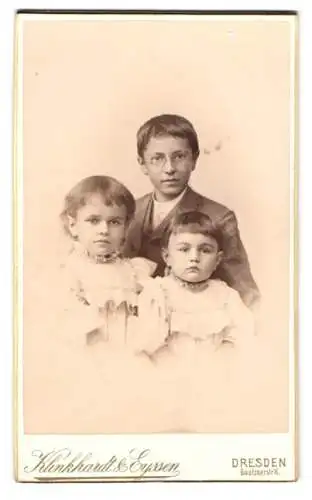 Fotografie Klinkhardt & Eyssen, Dresden, Bautznerstr. 16, Junge mit Brille nebst zwei kleinen Geschwisterkindern