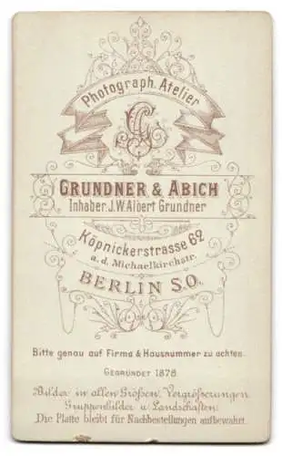 Fotografie Grundner & Abich, Berlin, Köpnicker Str. 62, Elegante junge Dame in hellem hochgeschlossenem Kleid