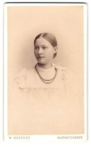 Fotografie W. Höffert, Dresden, Prager Str. 6, Mädchenportrait mit weissem Kleid und Halskette