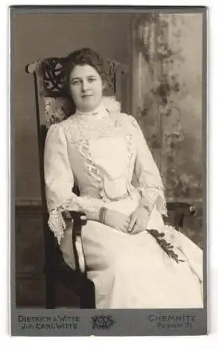 Fotografie Dietrich & Witte, Chemnitz, Poststrasse 31, Elegante Dame in hochgeschlossenem Kleid auf Stuhl zurückgelehnt