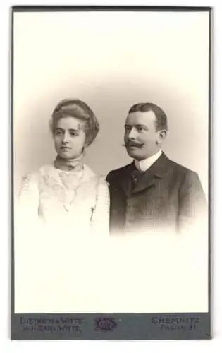 Fotografie Dietrich & Witte, Chemnitz, Poststrasse 31, Dame in hochgeschlossenem Kleid nebst Ehemann mit Schnauzbart