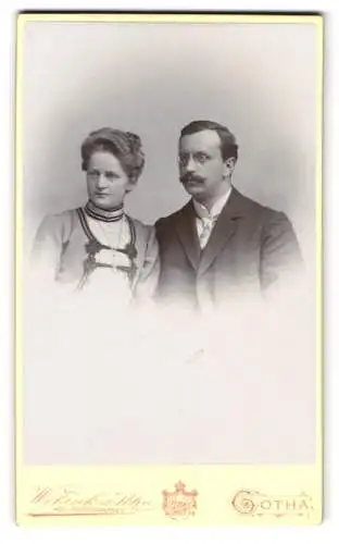 Fotografie W. Zink & Sohn, Gotha, Auguststrasse 7, Herr mit Zwicker und Schnauzbart nebst Ehefrau