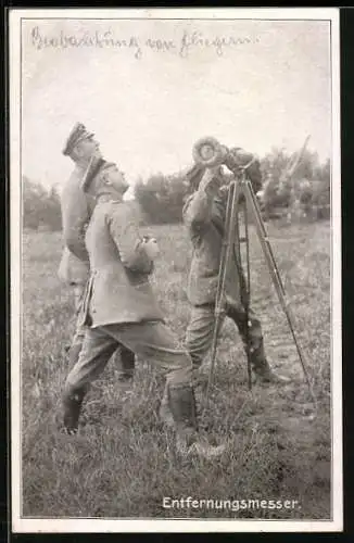 AK Drei Soldaten in Uniformen mit Entfernungsmesser