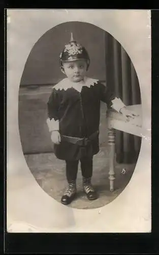 Foto-AK Kleiner Junge mit Pickelhaube