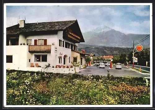 AK Algund bei Meran, Schrötters Shell-Tankstelle mit Fremdenzimmern - Gebäudeansicht mit Strasse, Innenansicht