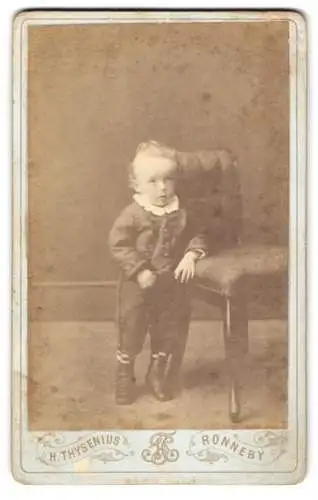Fotografie Hilda Thysenius, Ronneby, Kleines Kind in hübscher Kleidung