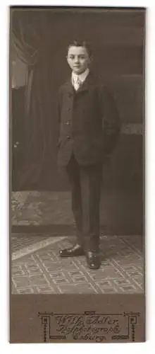 Fotografie Wilh. Adler, Coburg, Halbwüchsiger Knabe im Anzug mit Krawatte