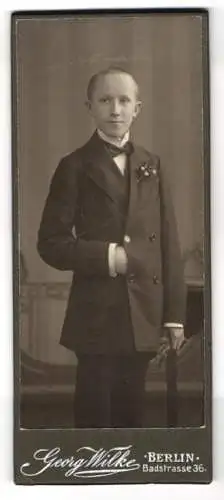 Fotografie Georg Wilke, Berlin, Badstr. 36, Halbwüchsiger Knabe im Anzug mit Fliege