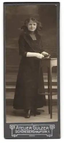 Fotografie Eugen Gülzer, Berlin-Schöneberg, Junge Dame im schwarzen Kleid