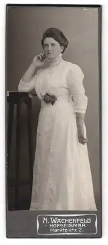 Fotografie H. Wachenfeld, Hofgeismar, Marktplatz 2, Junge Dame im weissen Kleid