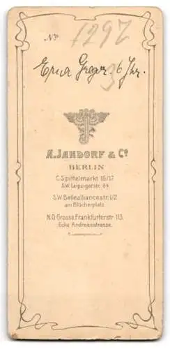 Fotografie A. Jandorf & Co., Berlin, Spittelmarkt 16-17, Kleines Mädchen im Matrosenkleid